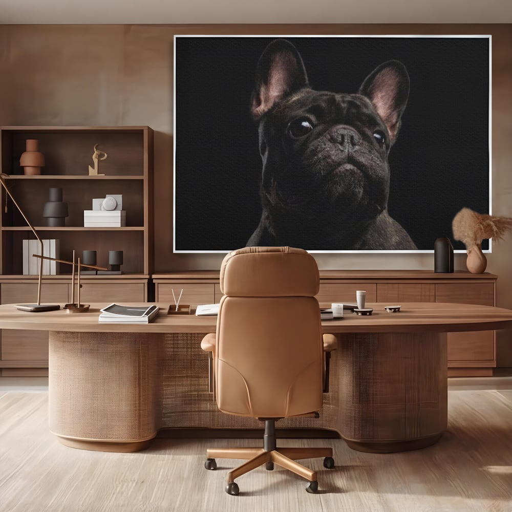 Tablou canvas cu tablou canvas cu bulldog in umbra, in rama de aluminiu argintiu, pe perete intr-un birou
